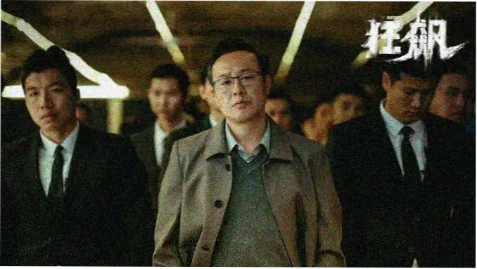多多影院幕后卷的杂志架主视觉，台本与小样摊开在木质书架上